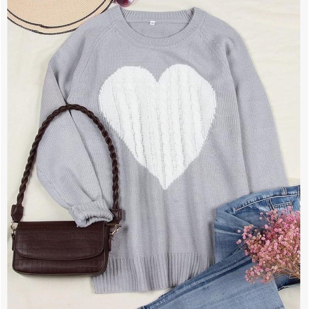 Woman's Alisol Lamesa Gray & White Heart Crew Neck Sweater. Size Small